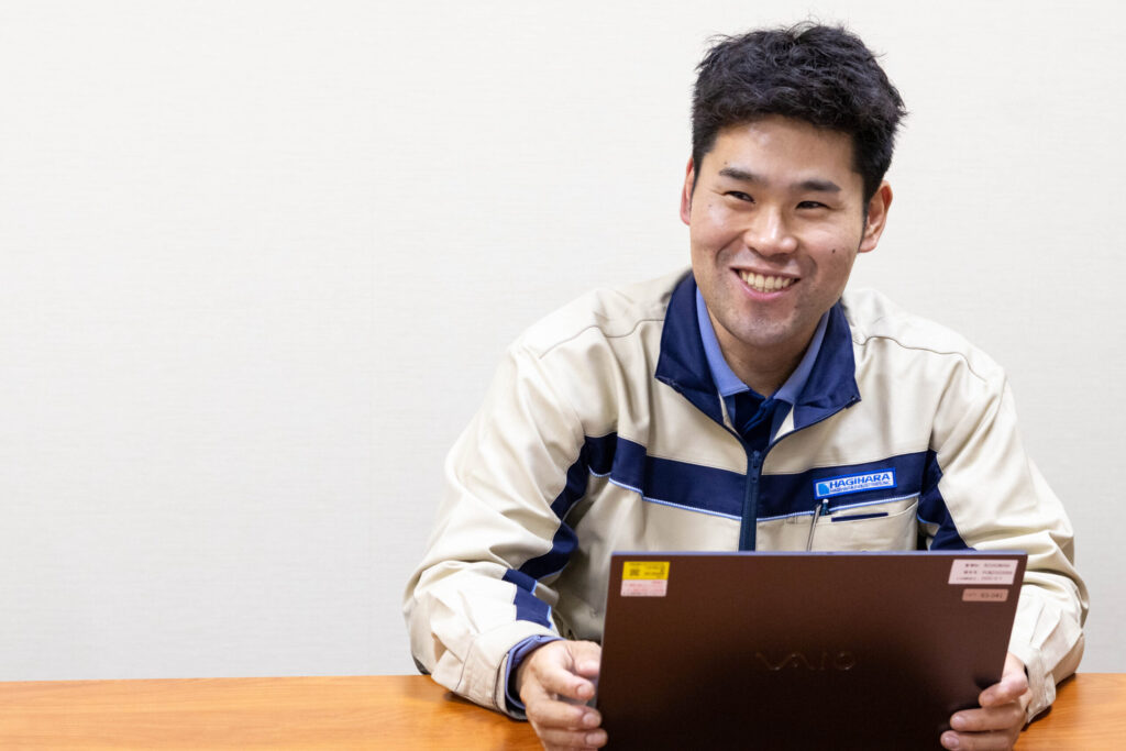 取材を受ける八田健志（はった けんじ）さん
