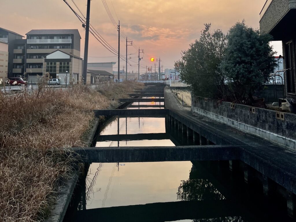 夕日の美しい用水路