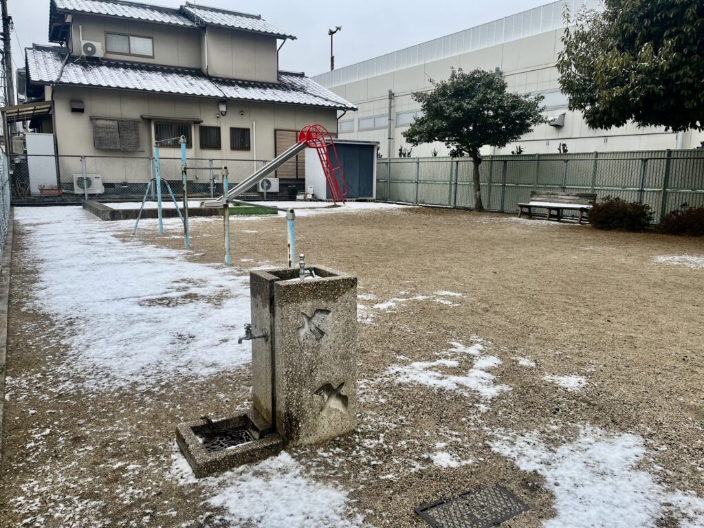 雪が積もった公園