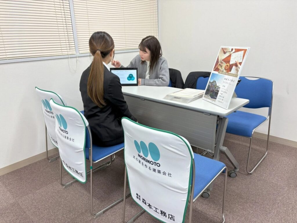 合同企業説明会で会社説明をおこなう森元さん　画像提供：森本工務店